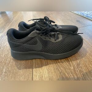 Women’s Nike Tennis Shoes